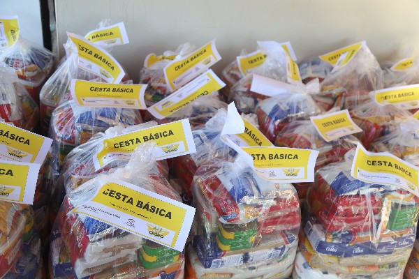 entrega de cestas básicas a novas famílias atendidas pelo CRAS